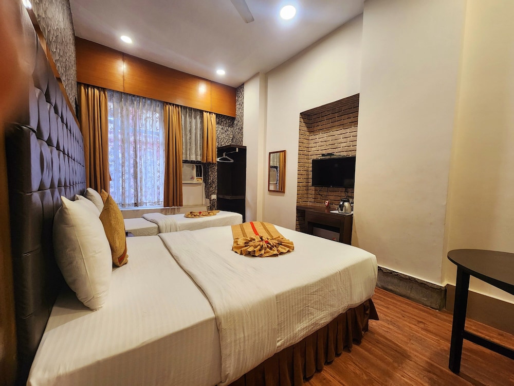 Deluxe Triple Room, City View