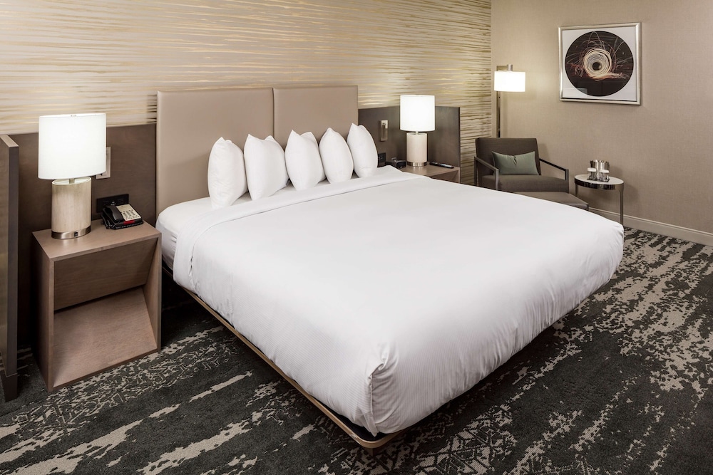 Room, 1 King Bed, Non Smoking, Bathtub photo 3