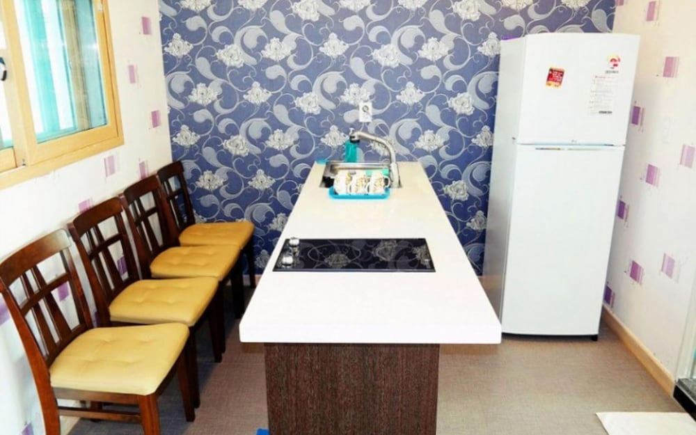 Room (Building 2 Room 202 (Salt Water Hot S)