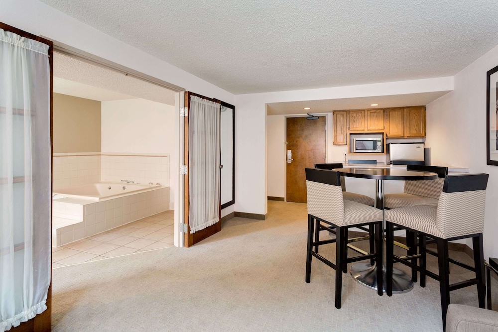 Suite, 1 Queen Bed - Photo 1