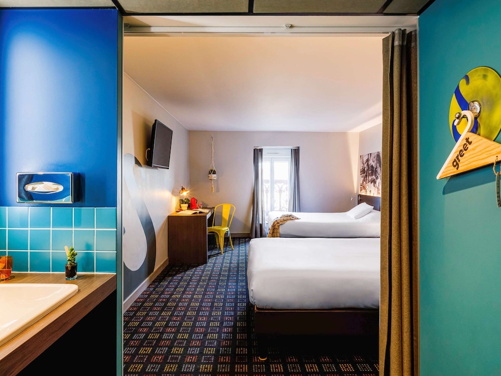 Standard Room, 2 Double Beds thumbnail 5