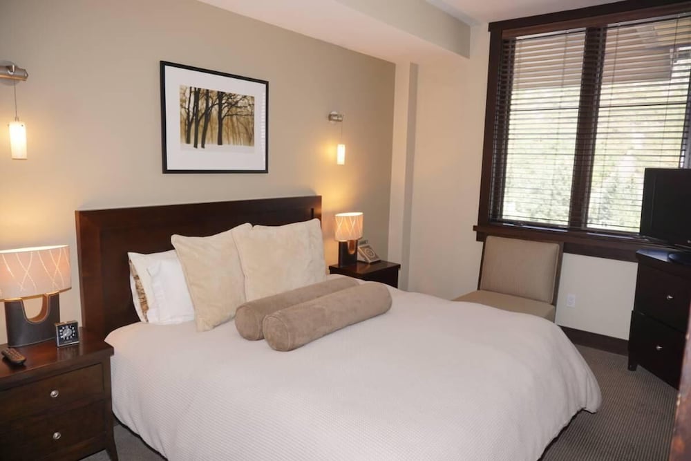 Condo, 1 King Bed (120 Carriage Way)