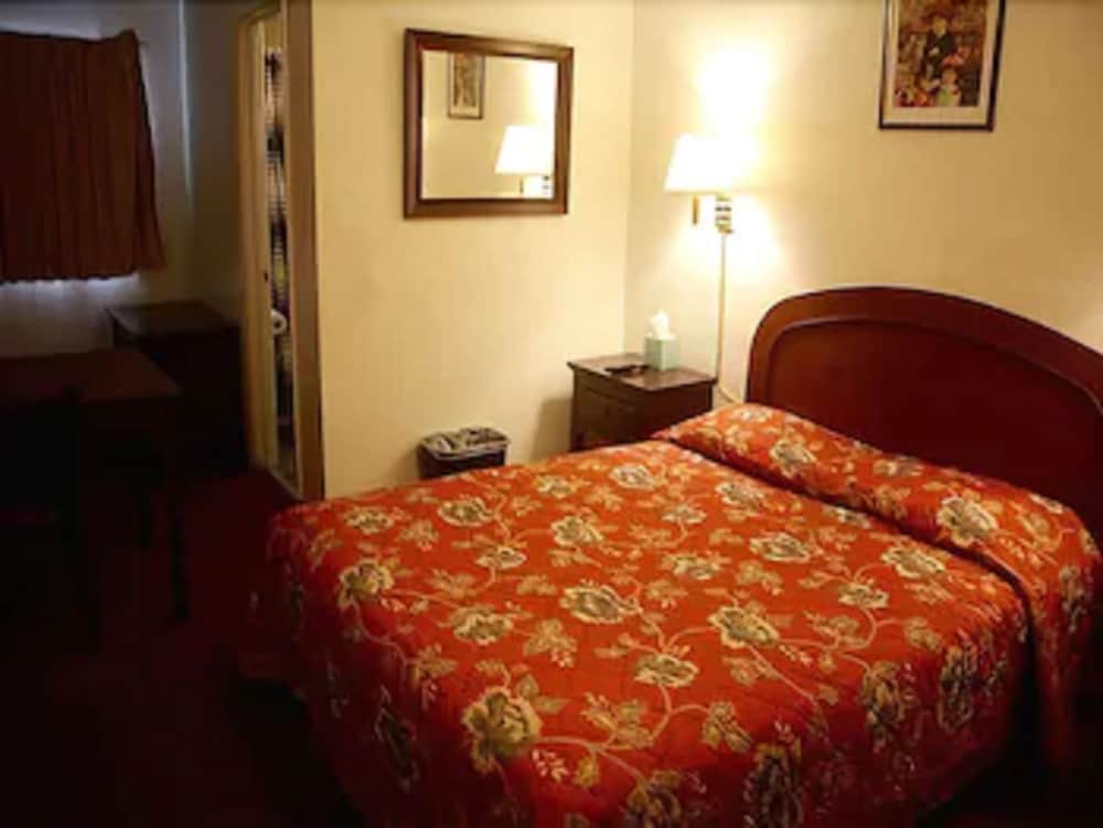 Standard Room, 1 Queen Bed photo 2