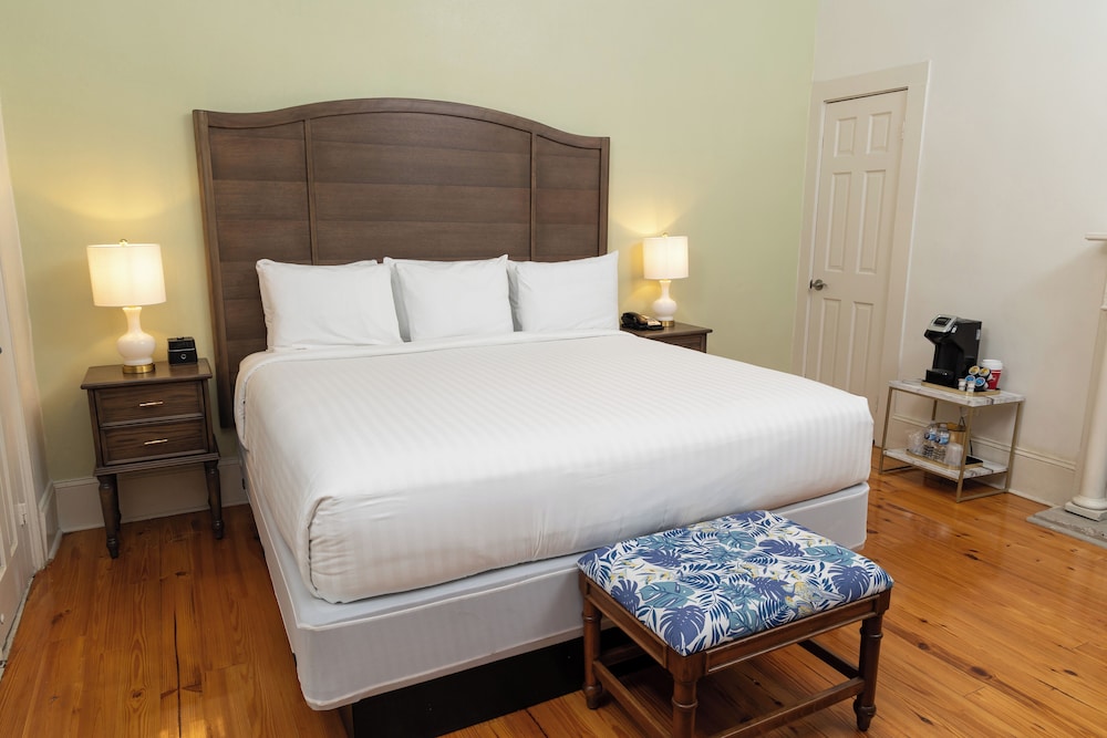 Deluxe Room, 1 King Bed - Photo 1