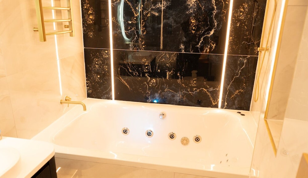 Standard Apartment, Hot Tub - Photo 15