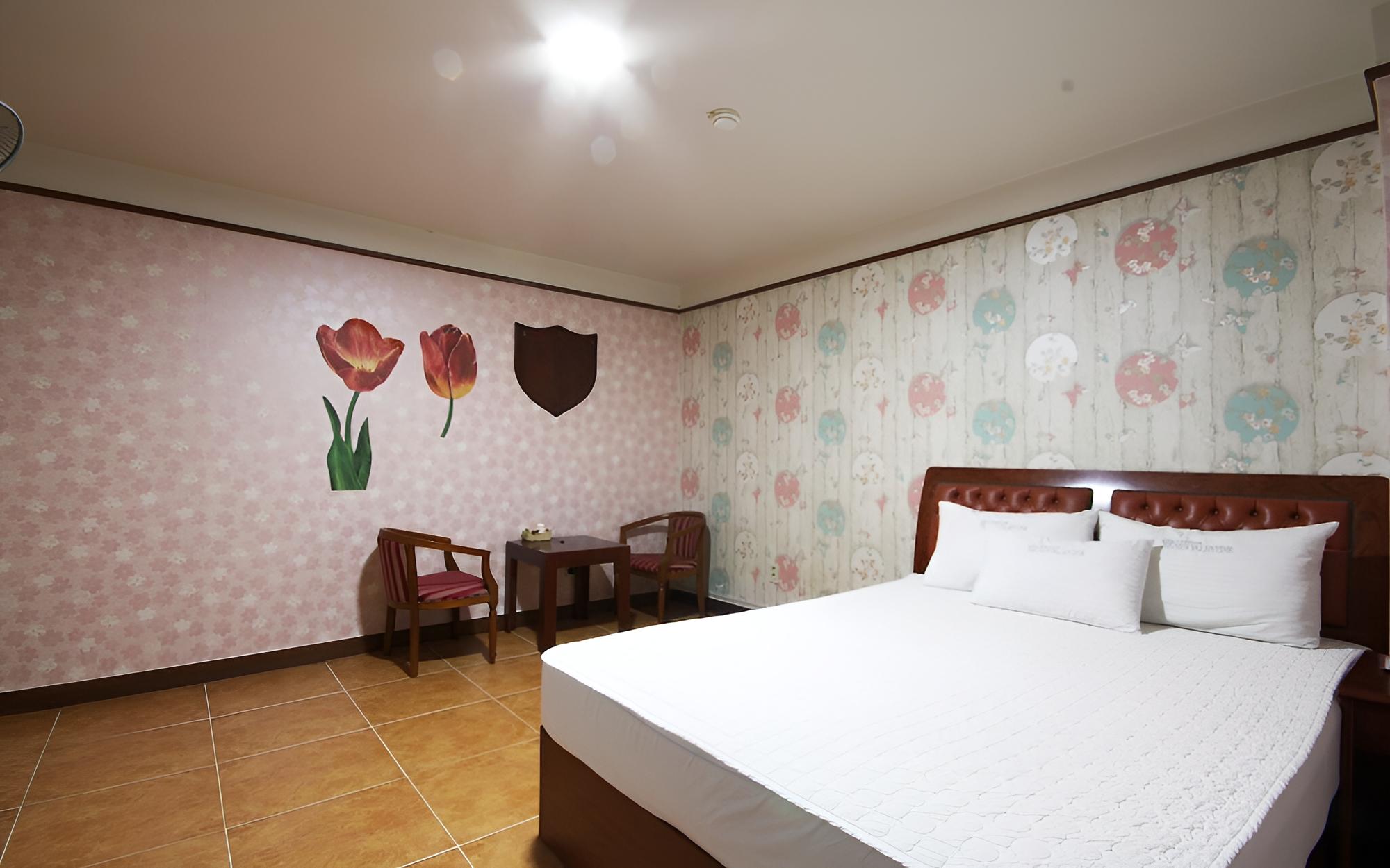 Room (Standard Room) - Photo 4