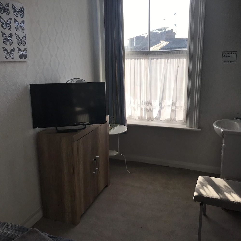 Basic Family Room, Shared Bathroom photo 2