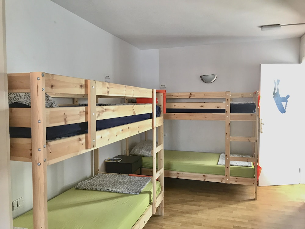 Dormitorio compartido, Dormitorio mixto, Baño compartido (1 cama en un Dormitorio de 8 camas)