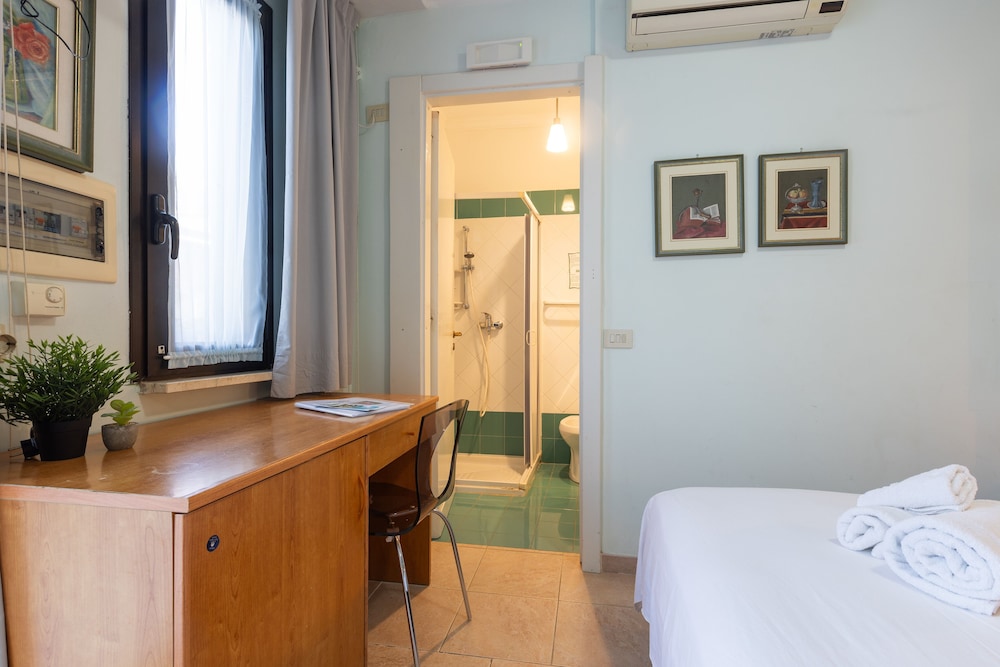 Economy Double Room photo 2