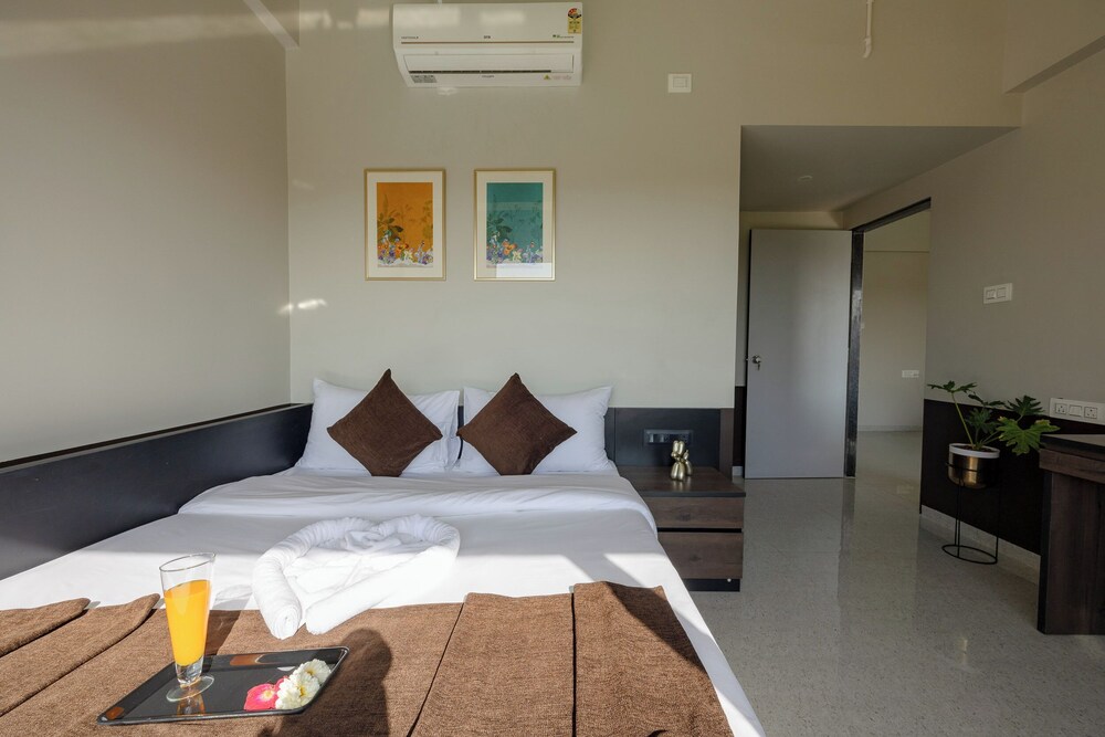 Deluxe Double Room, Pool View