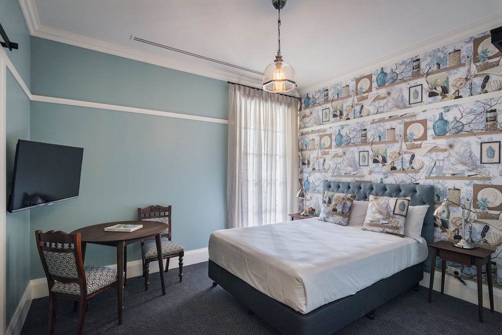Queen Ensuite Room