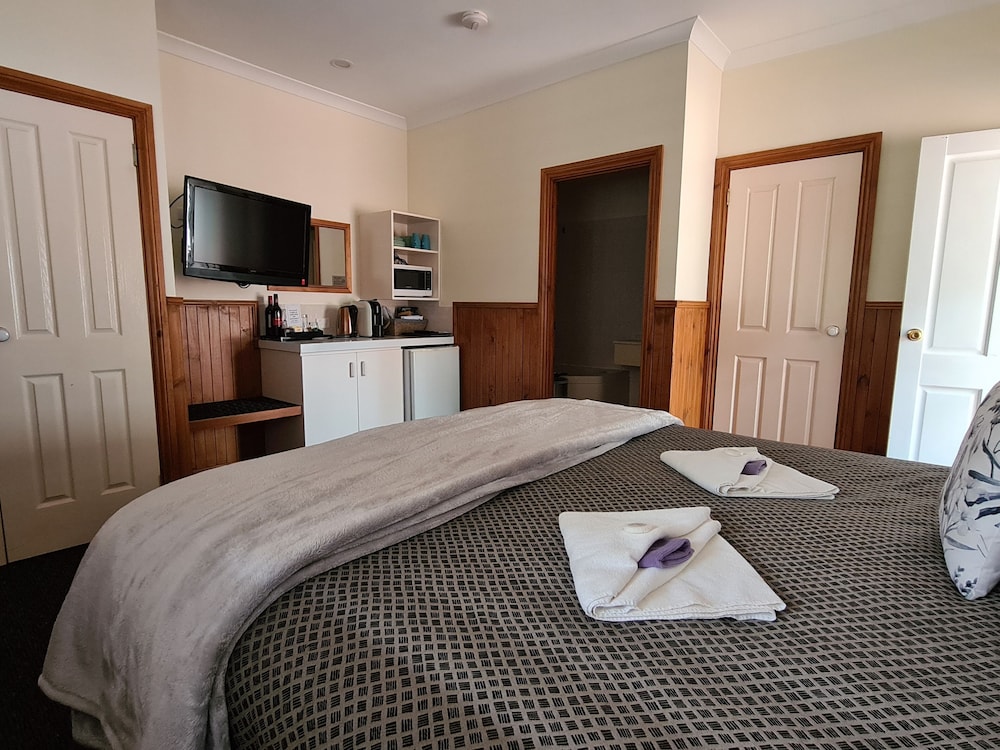Comfort Room, 1 King Bed, Jetted Tub, Garden View photo 3