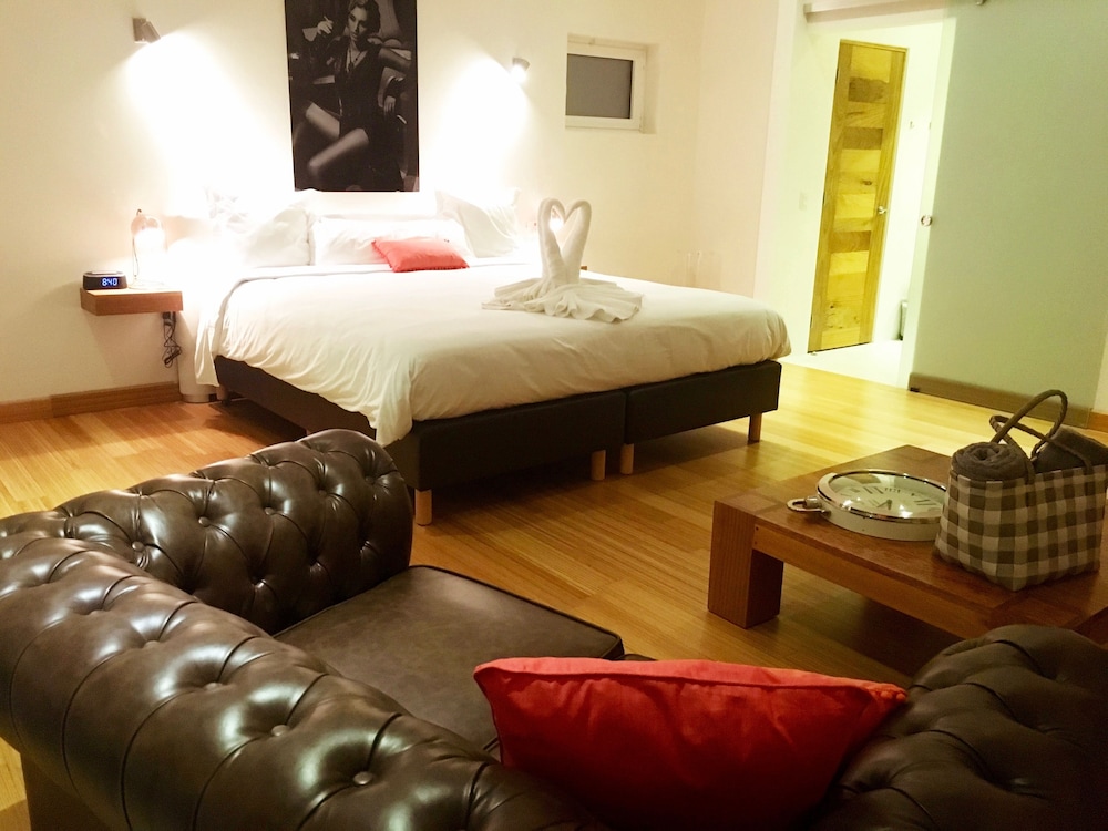 Royal Suite, 1 King Bed, Jetted Tub, Poolside photo 3