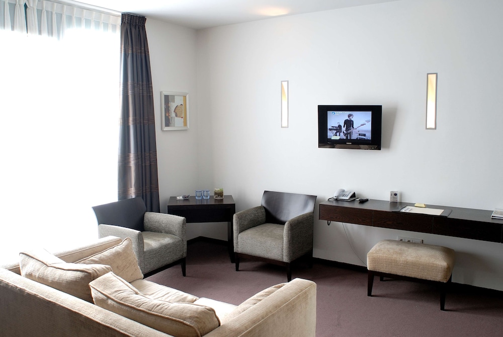 Junior Suite, 1 Queen Bed, Non Smoking - Photo 1