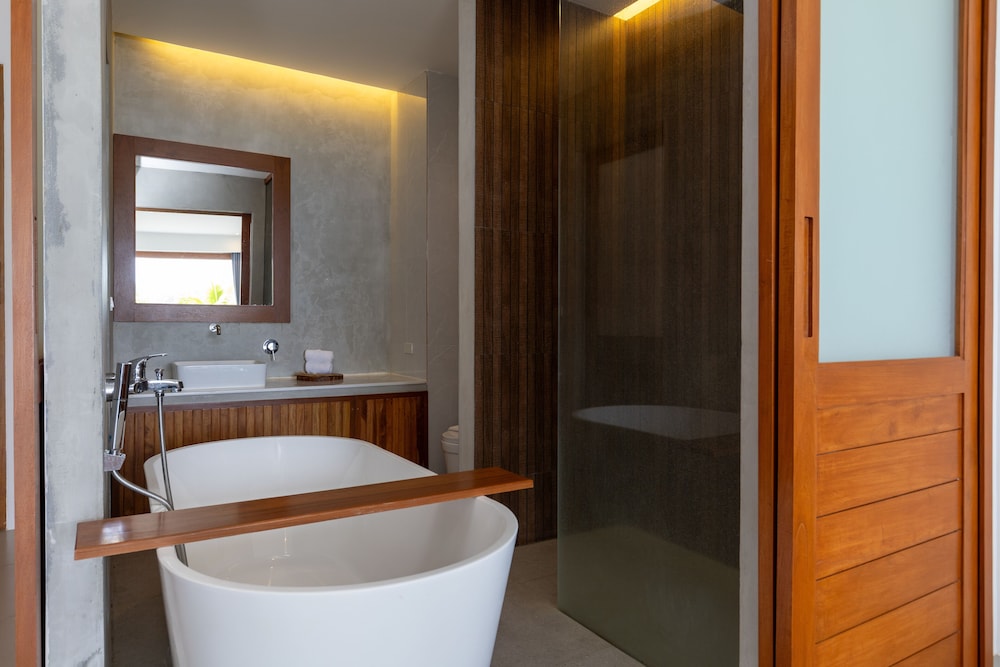 Superior Seaview Bathtub - Photo 2