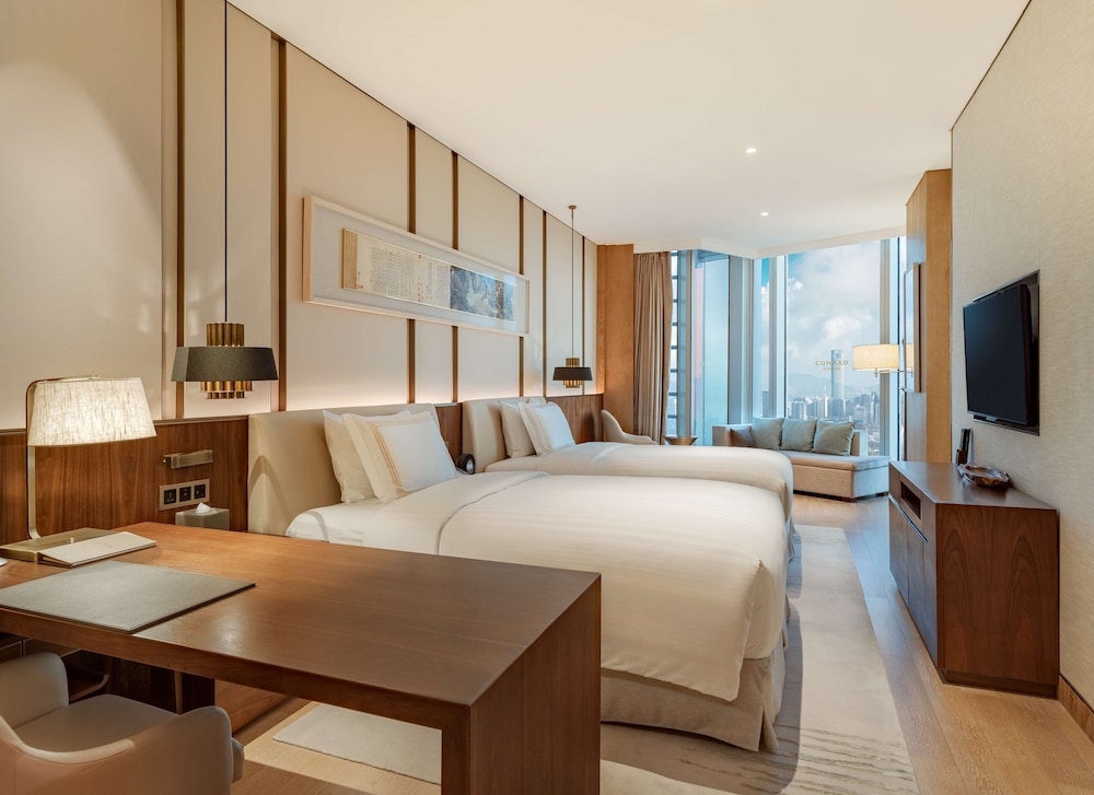 2 Queen Beds Deluxe City Attractions View