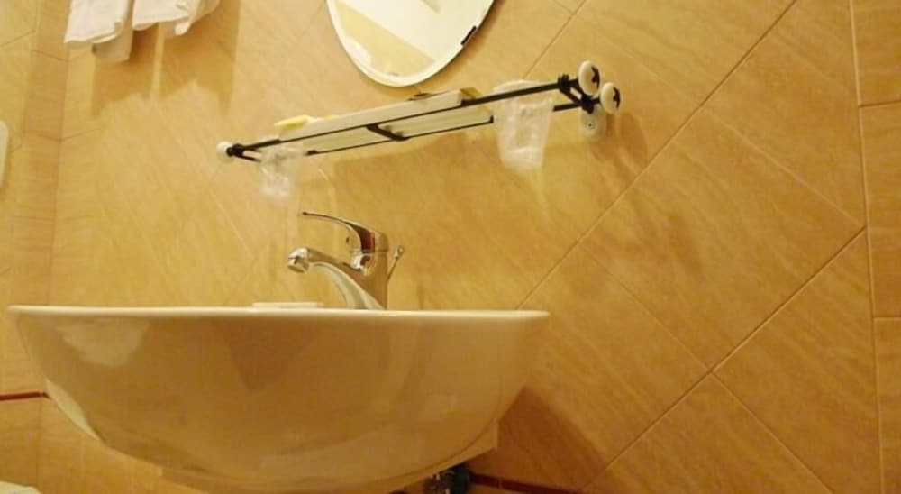 Single Room, Ensuite photo 3