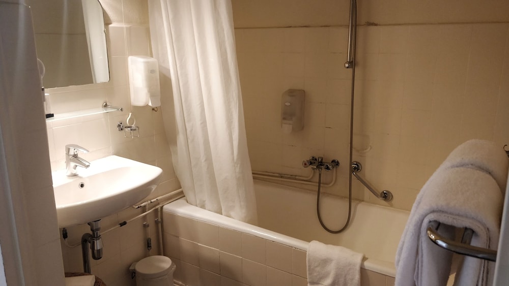 Basic Double Room, 1 Queen Bed photo 2