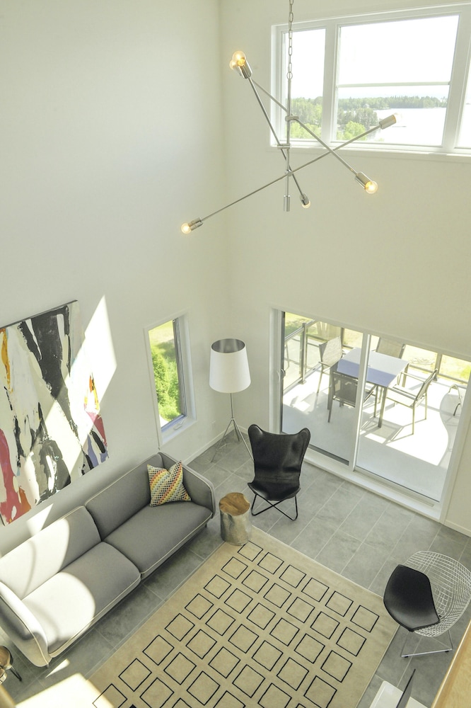 Signature Penthouse, 3 Bedrooms, Lake View photo 1
