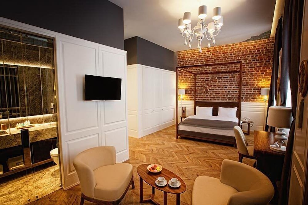 Suite, 1 King Bed with Sofa bed photo 1