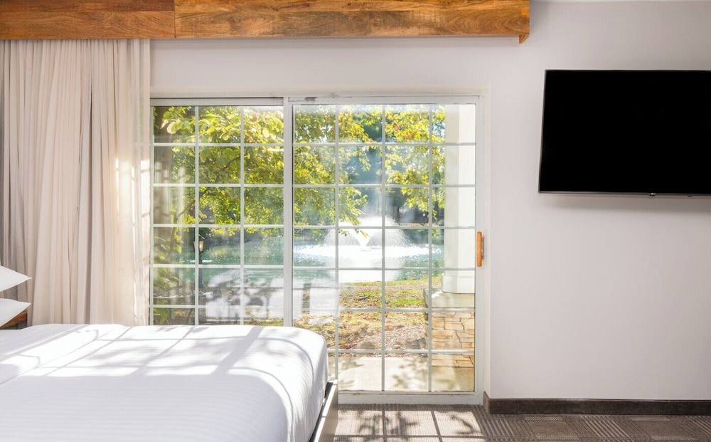 Deluxe Room, 1 King Bed, Courtyard View - Photo 1
