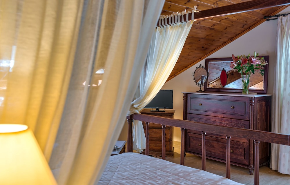 Deluxe Traditional Two Bedroom Suite photo 2