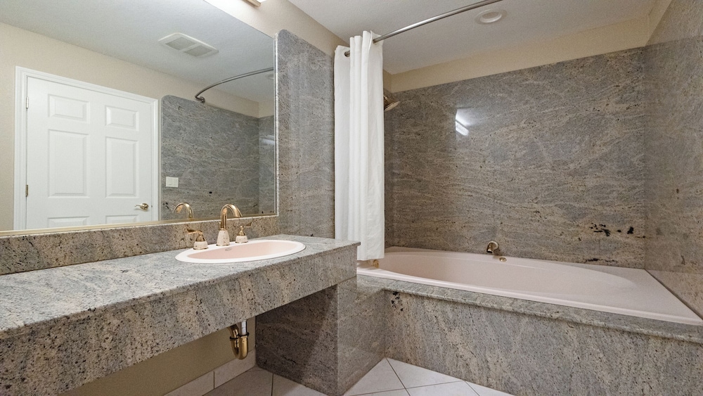 Executive Studio Suite, 1 King Bed, Non Smoking, Kitchen - Photo 15