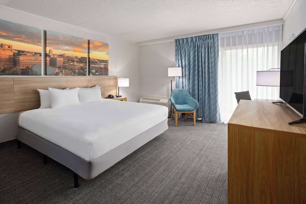 Standard Room, 1 King Bed photo 2