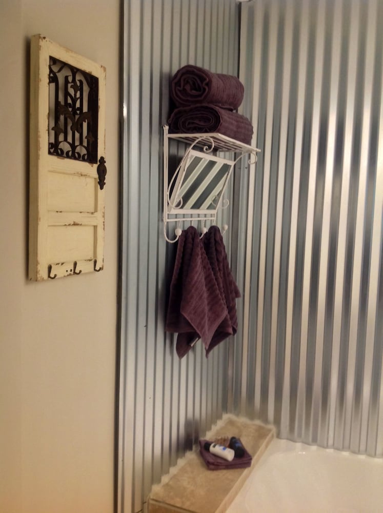 Room, 1 King Bed (Rustic Chic) photo 1