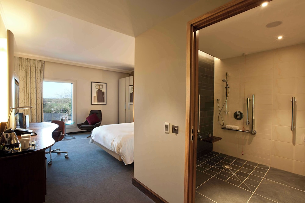 Executive Room, 1 Queen Bed, Club Lounge Access - Photo 1