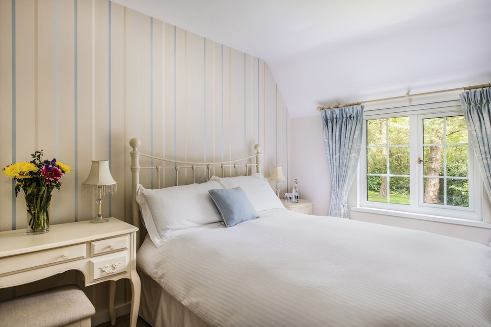 The Bluebell Room - Double ensuite with King Bed, Roll Top Bath and Power Shower photo 1