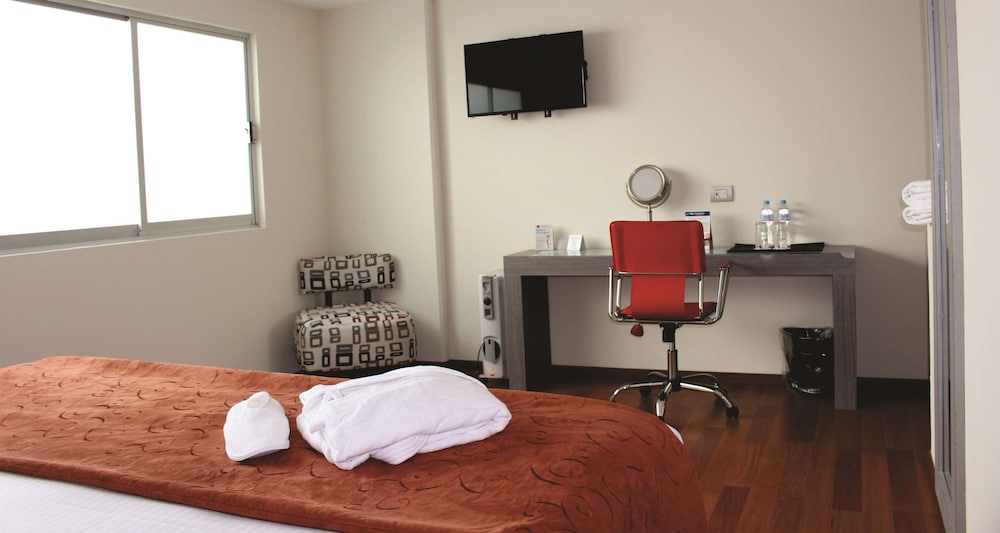 Standard Room, 1 King Bed, Non Smoking photo 1