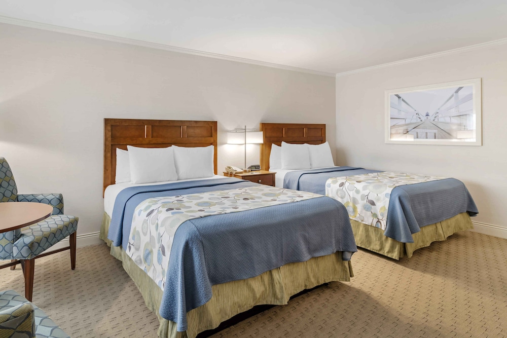 Standard Room 2 Queens Accessible Main Inn photo 1