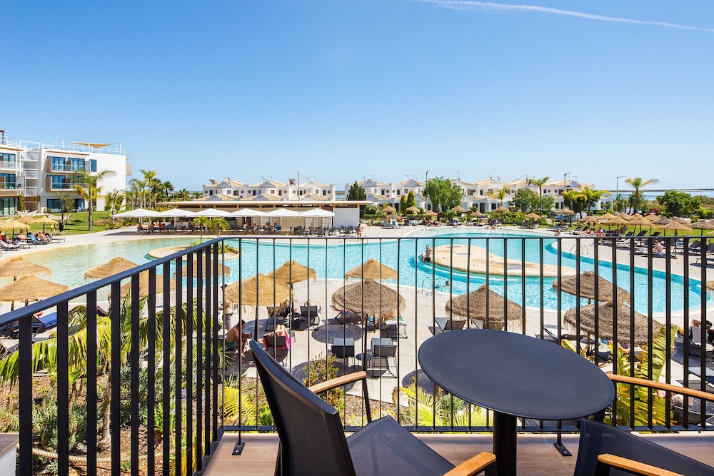 Standard Double Room, Pool View - Photo 4