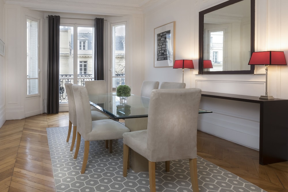 Classic Apartment, 3 Bedrooms, 2 Bathrooms photo 2
