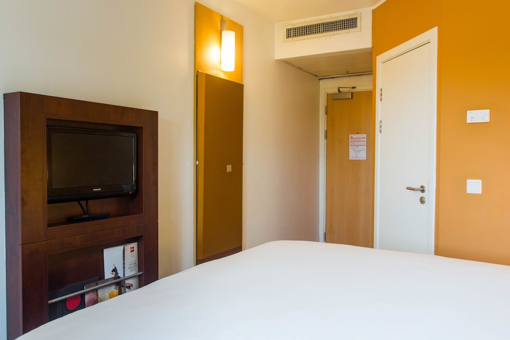 Standard Room with Queen Sized Bed photo 1