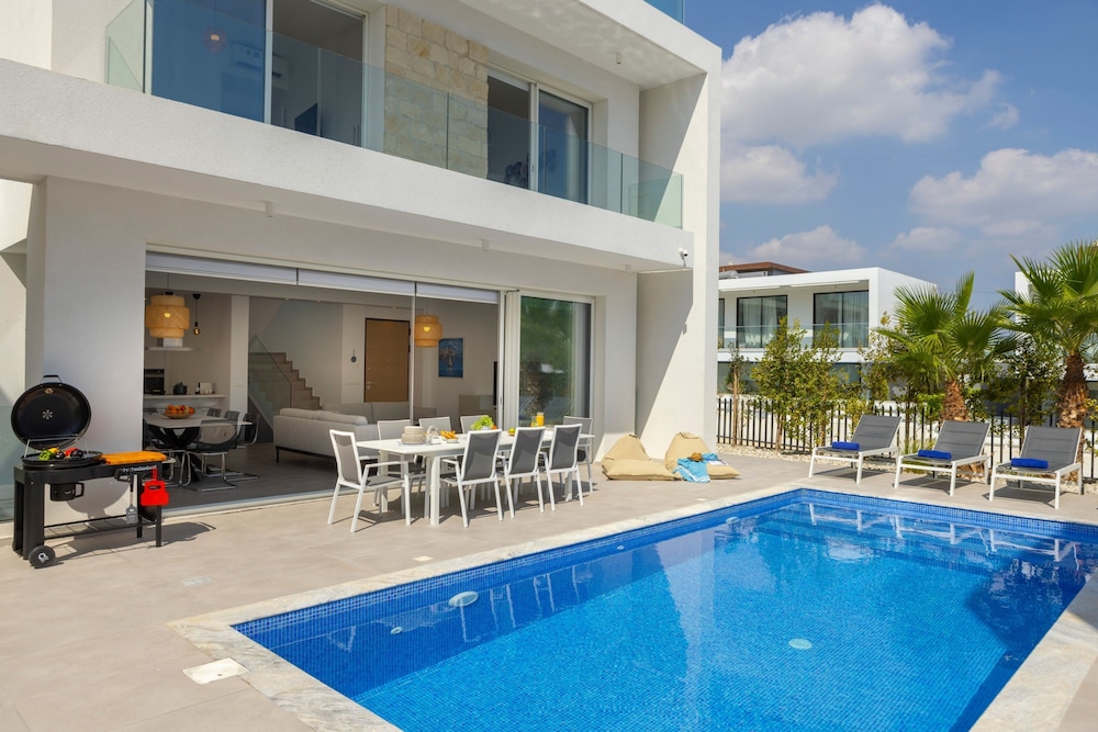 Villa photo 1