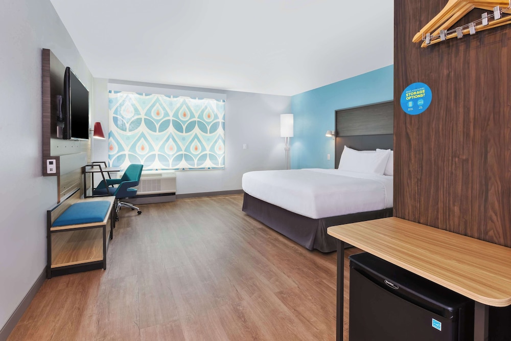 Room, 1 King Bed, Accessible (Roll-In Shower) - Photo 2