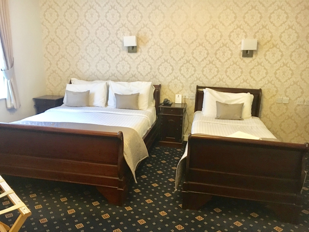 Standard Room, Multiple Beds, Non Smoking - Photo 8