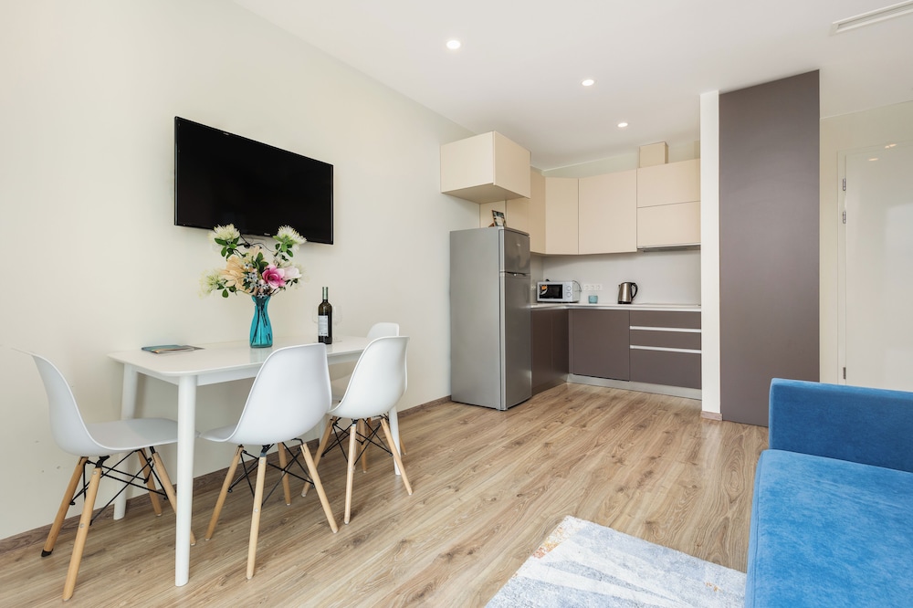 1 Bedroom Park View - Photo 2