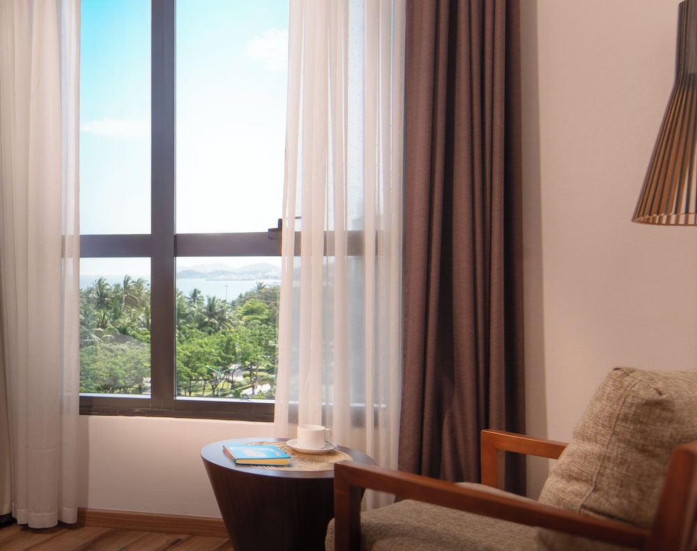 Deluxe King Partial Sea View Room thumbnail 6