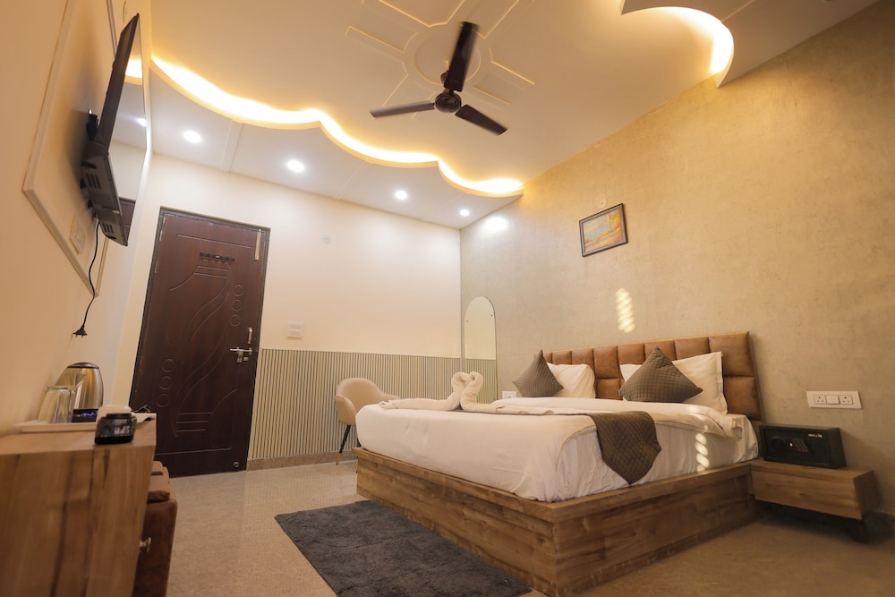 Superior Suite, Non Smoking, Private Bathroom