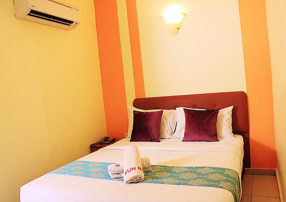 Deluxe Queen Room with Window photo 3