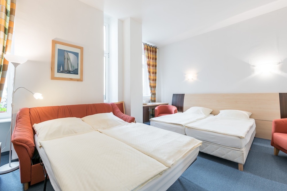 Deluxe Triple Room, Ensuite photo 3