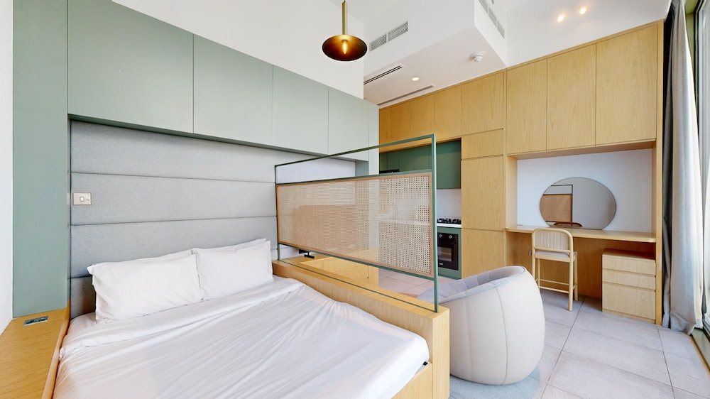 Deluxe Studio, 1 Queen Bed, Private Bathroom, City View photo 1