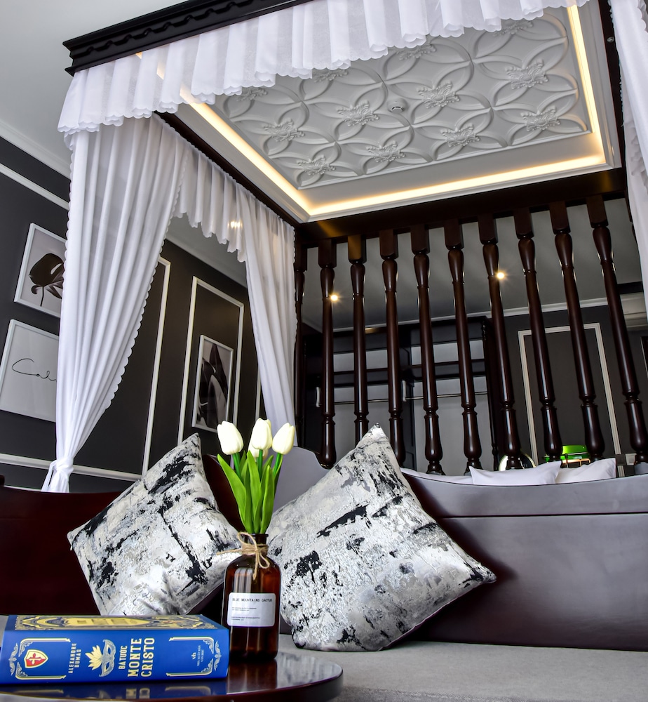 King Suite with Balcony - Photo 7