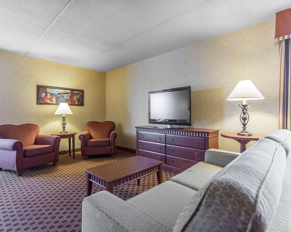 Suite, 2 Queen Beds, Non Smoking (Upgrade) - Photo 2