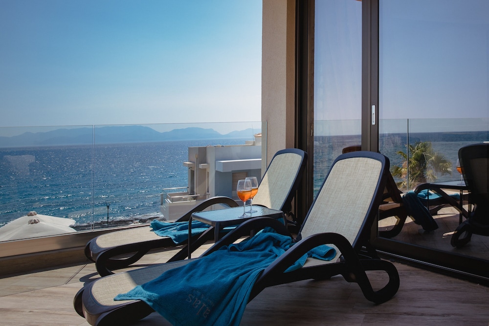 Signature Suite with Sea View and outdoor Jet Tub photo 2