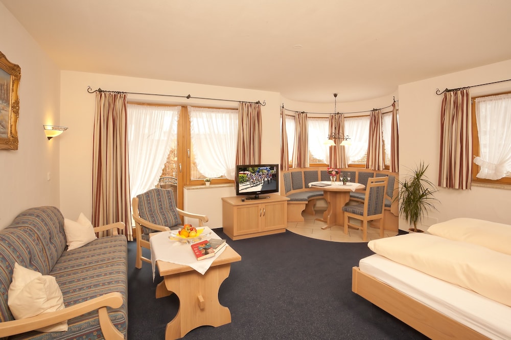 Deluxe Double Room, 1 Bedroom, Private Bathroom photo 2