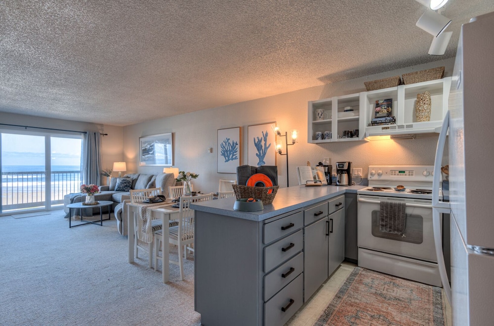Deluxe Condo, Fireplace, Ocean View photo 2
